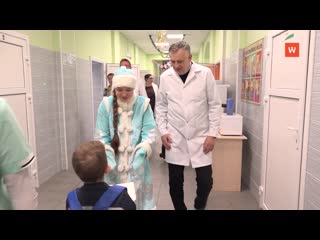 santa claus and the governor visited the teen's hospital with a noble purpose