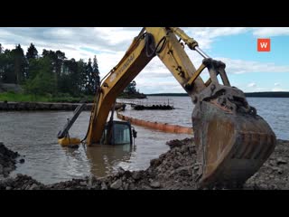 an excavator fell into the water in mon repos