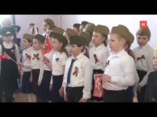 the older generation teaches schoolchildren patriotism